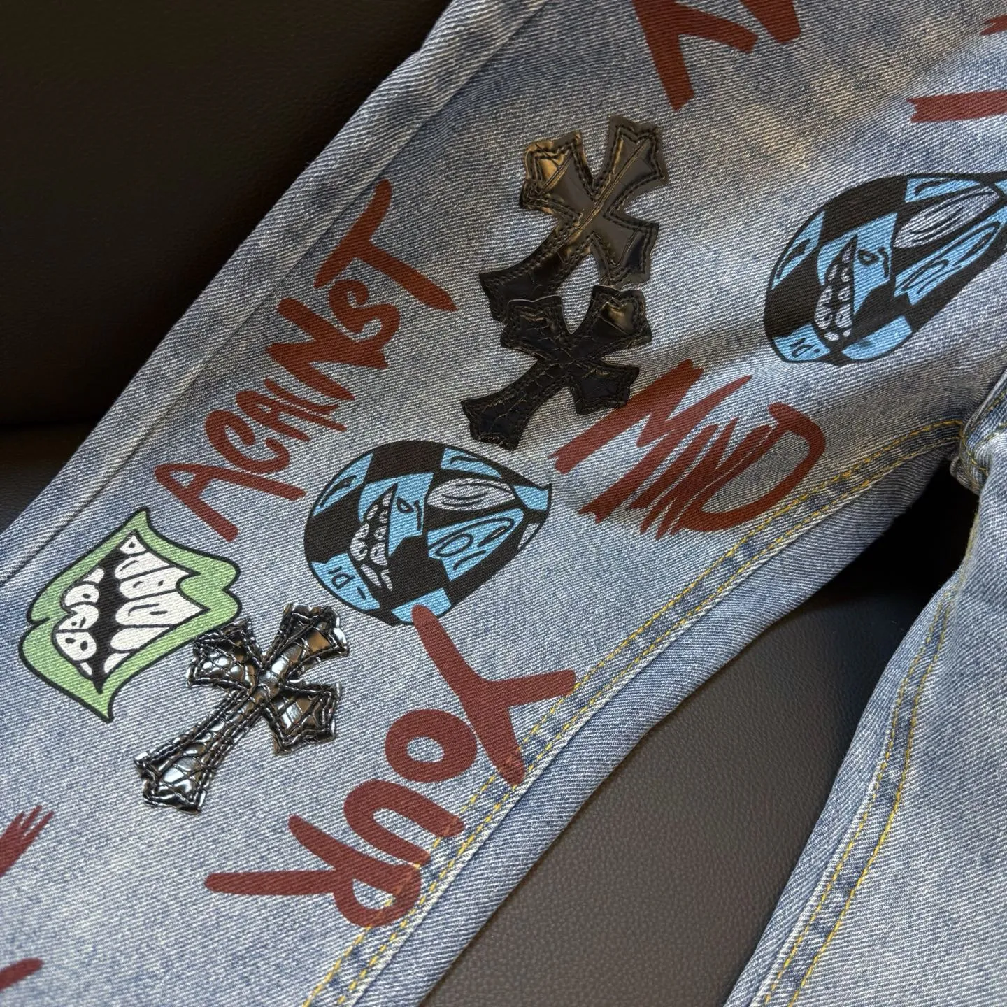 P260 style number: D349 Chromehearts1of1 Crow Mattyboy graffiti jeans, ceiling-level jeans, a pair is hard to find at the counter‼ ️About Zangyin✅This is an extremely luxurious fashion brand that can also be called the aristocracy of the high street. It has always been an exclusive brand for some hipsters or rich second generations. The color of this model is already very eye-catching by using a unique washed material. It is decorated with pink patch cross flowers, which cleverly highlights the charm of the brand. Secondly, this model adopts a classic high-waist cut design, which highlights the long legs and fashionable temperament of the upper body. The brand is highly recognizable and the slim-fitting configuration is more suitable for daily wear. The personality will be fashionable and the specifications can be seen at a glance. Materials and technology ✅ Needless to say, this point goes without saying. As an excellent craftsman brand, Zangyin's requirements for details and craftsmanship are really perfect. The washed color of this model has gone through a lot of processes, not to mention the embellishment of the denim appliqués. It is also purely handmade and sewn. Just like what they believe in, only handmade things have soul and have the meaning of wearing. A top-notch heavy-duty fashionable denim item, recommended by both hands‼ ️ Size: 28, 30, 32, 34, 36 (S-XXL) Color: black Size reference: Pants length 100 102 104 106 106 Waist 72 76 80 84 88 Recommended weight S (about 130 pounds) M (about 120 pounds) L (about 140 pounds) XL (about 165) XXL (about 185)
